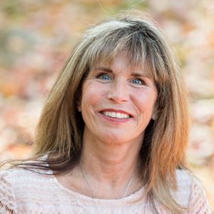 Suzanne James headshot