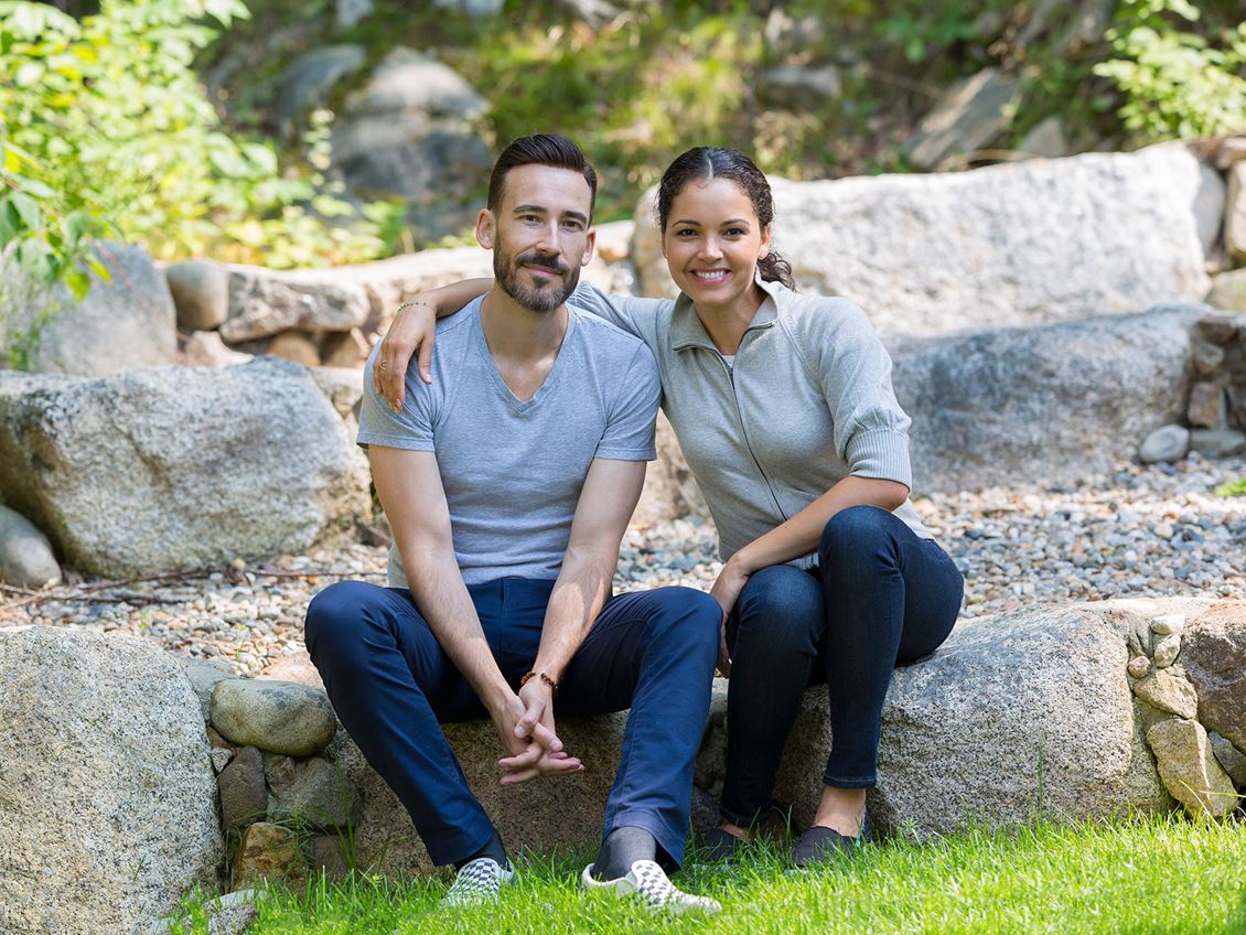 Matt Leslie '02 and Susie Castillo '01 posing outdoors