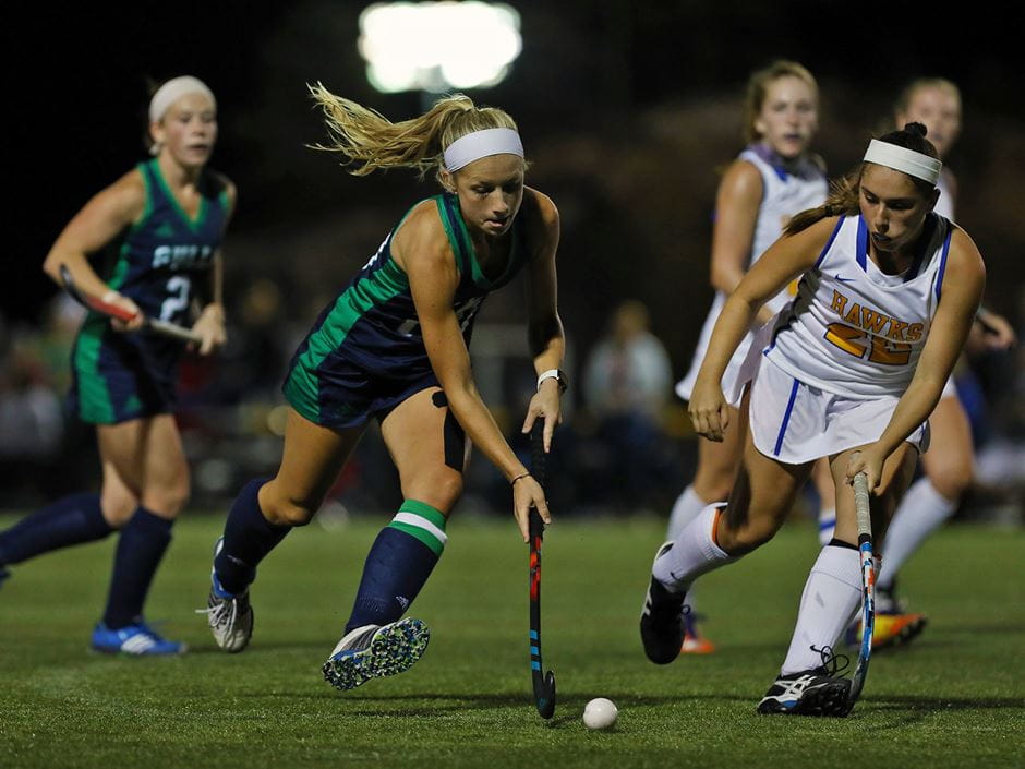 Emylee Wood '18 playing field hockey