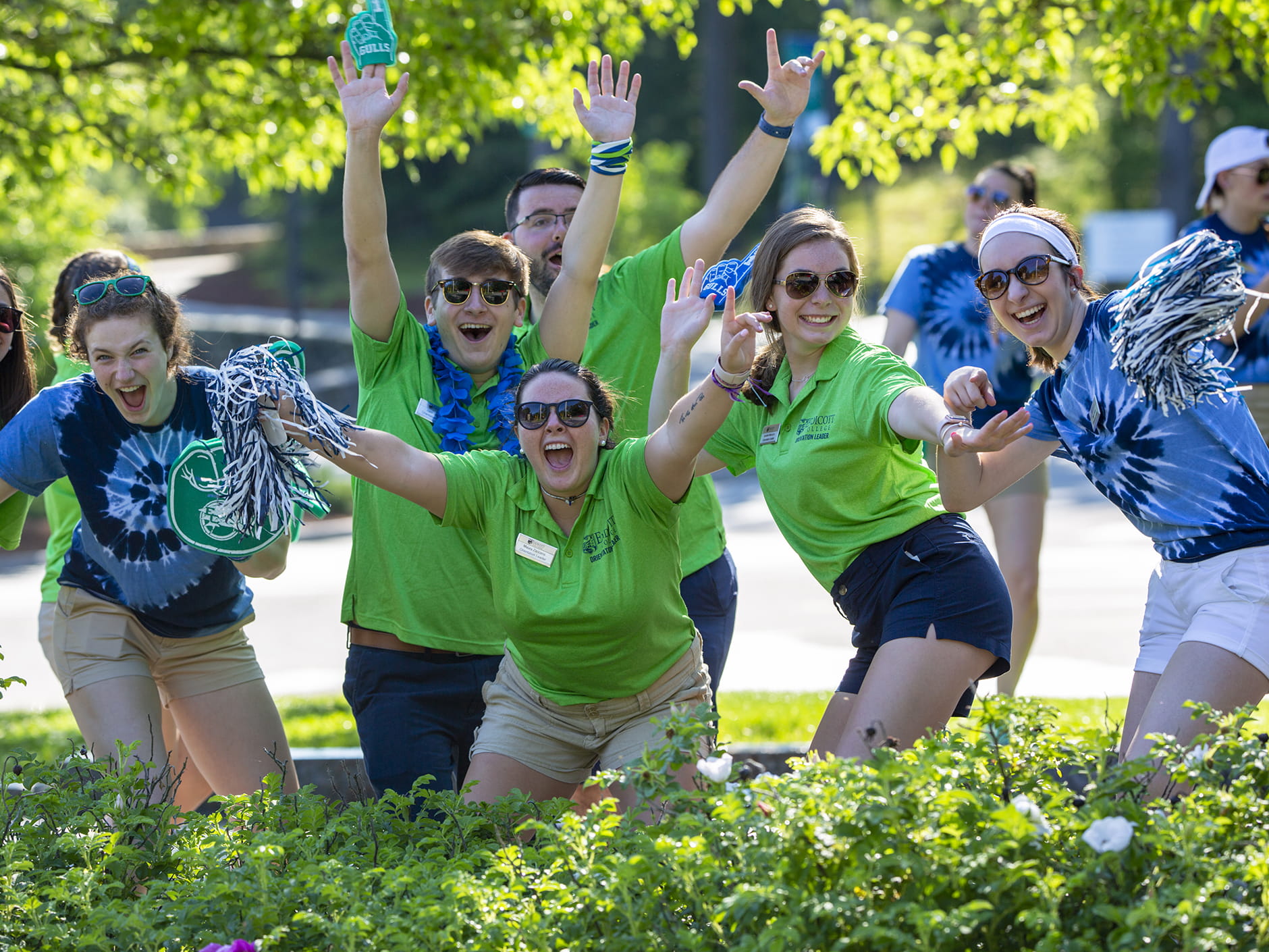 Students welcoming incoming freshmen at the front gate. 