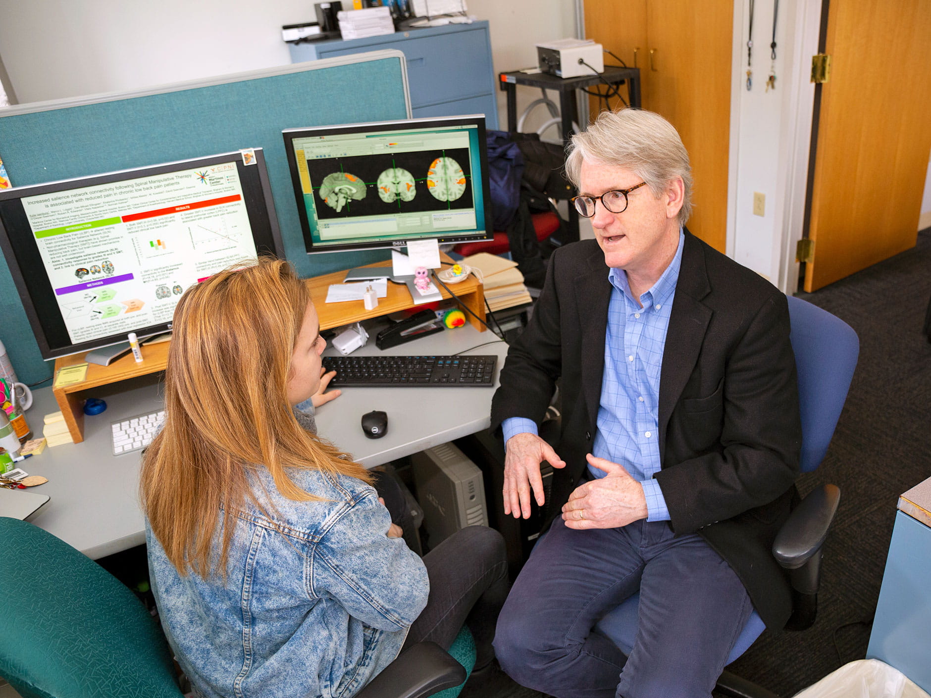 Distinguished Faculty Dr. John Kelly and Kylie Isenburg '16 collaborating on research