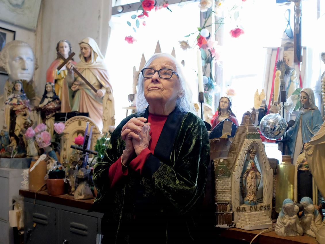 praying with statues amazing woman
