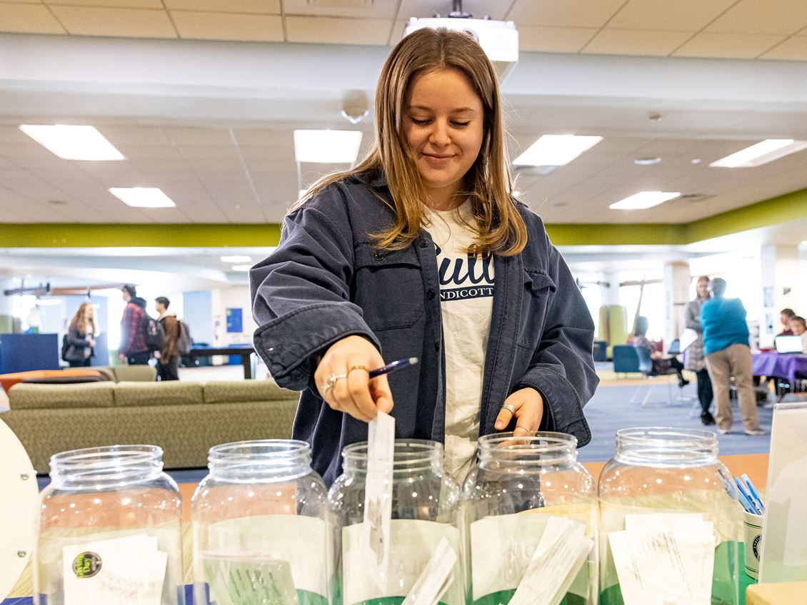 Student donating at Giving Day