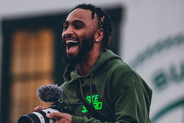 With a camera in his hands, Jordan Pettway ’21 is making a name for himself in the world of basketball, Barstool Sports, and beyond.