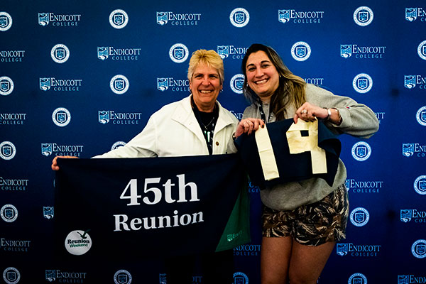 Jennifer (Beliveau) Rollo ’04 accompanied her mother Patricia (Gilbert) George ’78 to the Welcome Dinner.