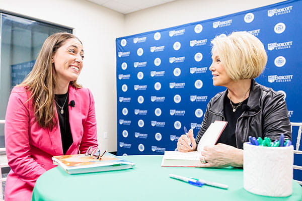 Joan Lunden may be used to asking the questions, but she flipped the script at Endicott College on March 4, sharing colorful stories from her years as host of Good Morning America as part of the second annual Presidential Speaker Series, made possible through a generous commitment from Arlene Battistelli ’60. 