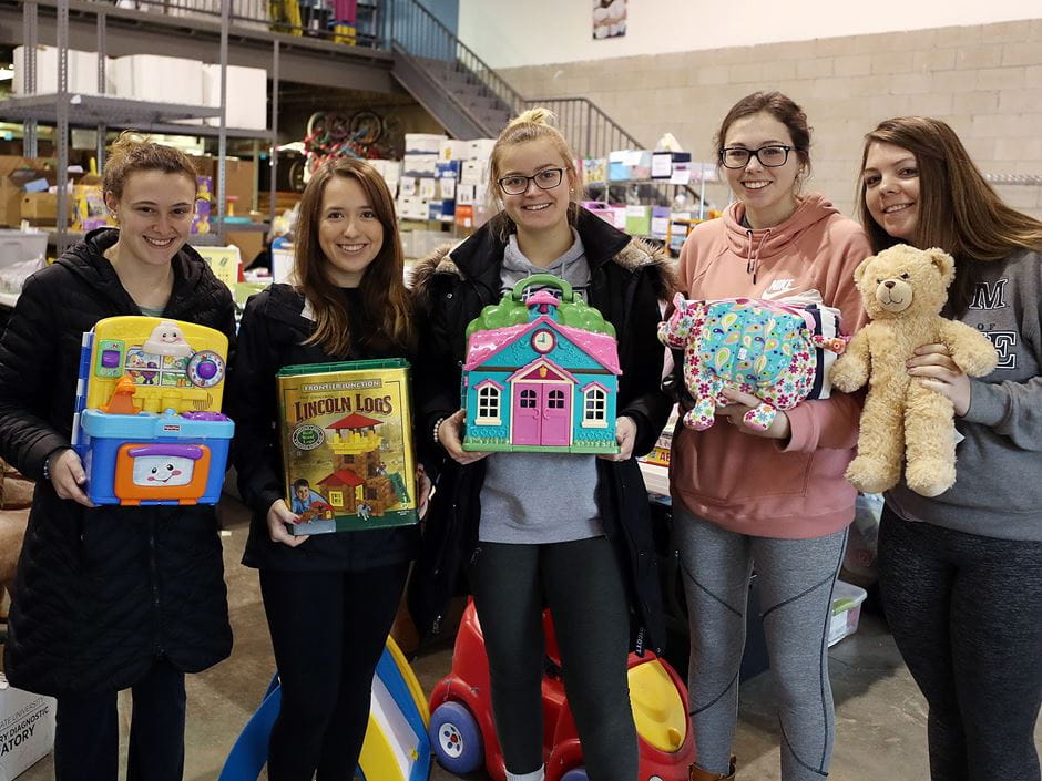 Endicott students volunteer during 'Random Acts of Kindness Week;' photo by David Le.