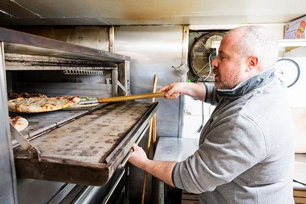 Mike Magner ’07 cooking pizza 